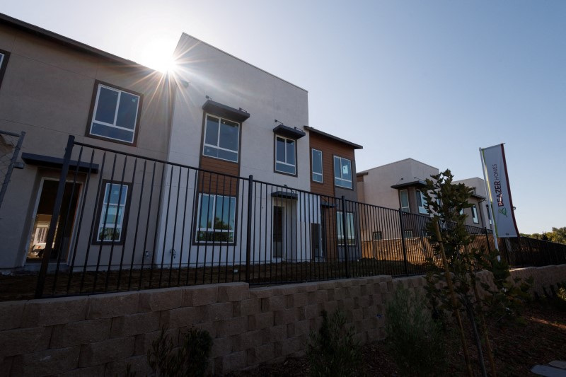 &copy; Reuters. FOTO DE ARCHIVO: Nuevas casas residenciales adosadas contemporáneas se muestran en construcción por Beazer Homes USA Inc. en Vista, California, Estados Unidos. 24 de octubre, 2023. REUTERS/Mike Blake/Archivo