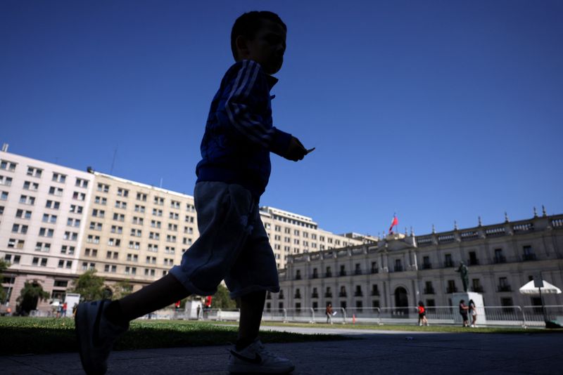 &copy; Reuters. Menino passa em frente ao palácio governamenal do Chile, o La Moneda, em Santiago
18/12/2023
REUTERS/Ivan Alvarado