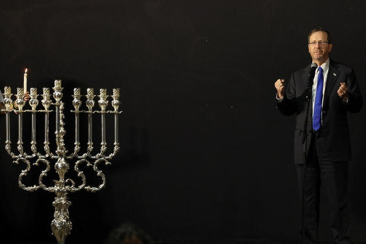 &copy; Reuters. Imagen de archivo del presidente israelí, Isaac Herzog, durante la celebración del Januká junto a familias de los rehenes retenidos en Gaza por grupos islamista palestino Hamás, en Tel Aviv, Israel. 14 diciembre 2023. REUTERS/Violeta Santos Moura