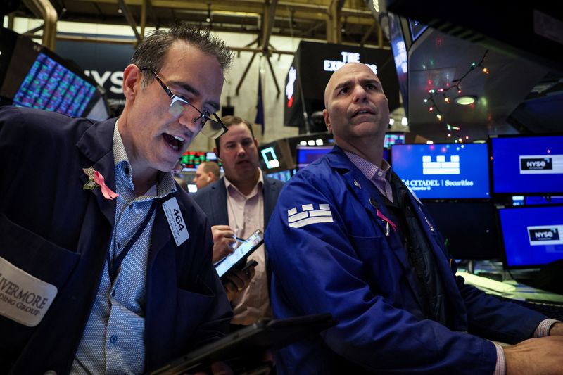 &copy; Reuters. متعاملون خلال التداول في بورصة نيويورك يوم 13 ديسمبر كانون الأول 2023. تصوير: بريندان مكدرميد - رويترز.
