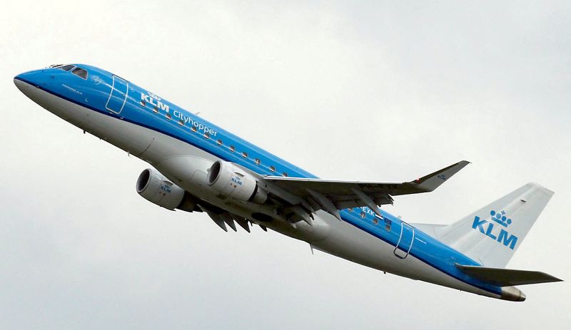 &copy; Reuters. FOTO DE ARCHIVO: Un avión comercial de pasajeros de KLM despega en Colomiers, cerca de Toulouse, Francia. 19 de octubre, 2017. REUTERS/Regis Duvignau/Archivo