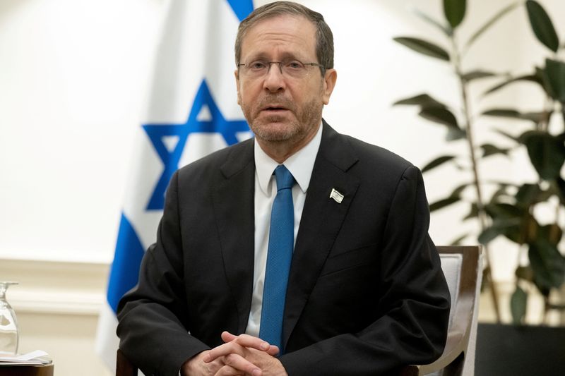 &copy; Reuters. Il presidente israeliano Isaac Herzog partecipa a un incontro con il Segretario di Stato statunitense (non nella foto) a Tel Aviv, in Israele, il 30 novembre 2023, dopo l'annuncio di una proroga della tregua tra Israele e Hamas poco prima della sua scaden