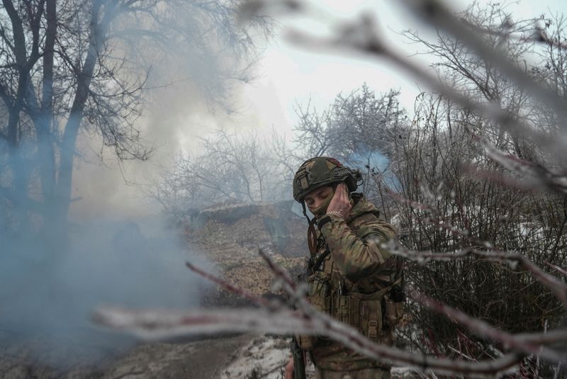 &copy; Reuters. Un soldat ukrainien près de la ville de Bakhmut, en Ukraine. /Photo prise le 15 décembre 2023/REUTERS/Inna Varenytsia/File Photo