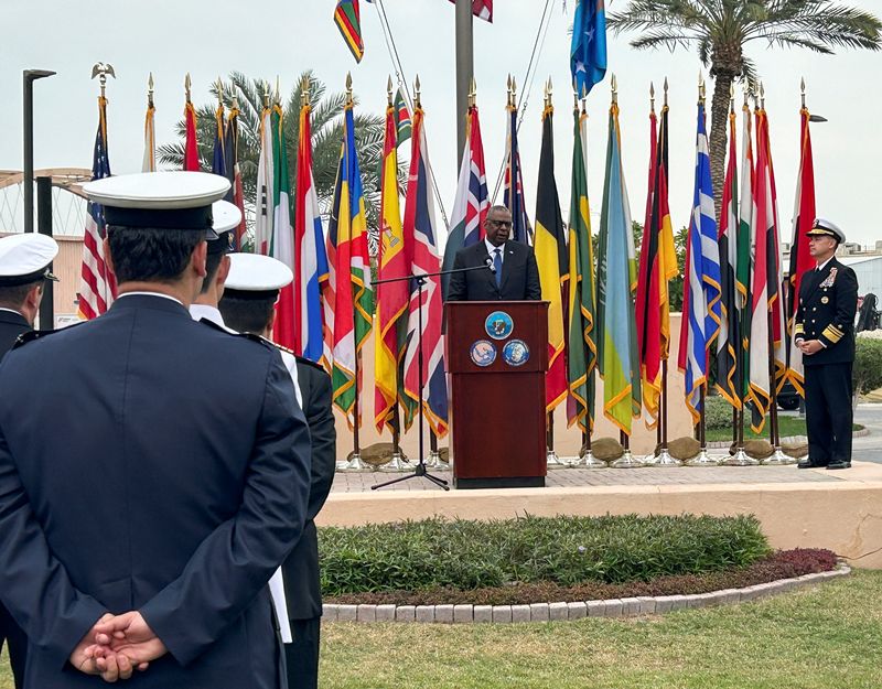 &copy; Reuters. Le secrétaire américain à la Défense, Lloyd Austin, s'adresse aux forces américaines dans une base navale à Manama, à Bahreïn. /Photo prise le 19 décembre 2023/REUTERS/Phil Stewart