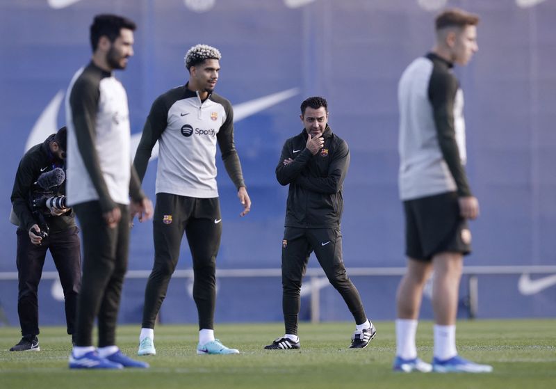 &copy; Reuters. تشابي هرنانديز مدرب برشلونة، حامل لقب دوري الدرجة الأولى الإسباني لكرة القدم، مع أعضاء الفريق خلال التدريب في الثالث من نوفمبر تشرين الثان