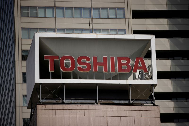 &copy; Reuters. FILE PHOTO: The logo of Toshiba Corporation is displayed at the company's building in Tokyo, Japan, April 5, 2023. REUTERS/Androniki Christodoulou/File Photo