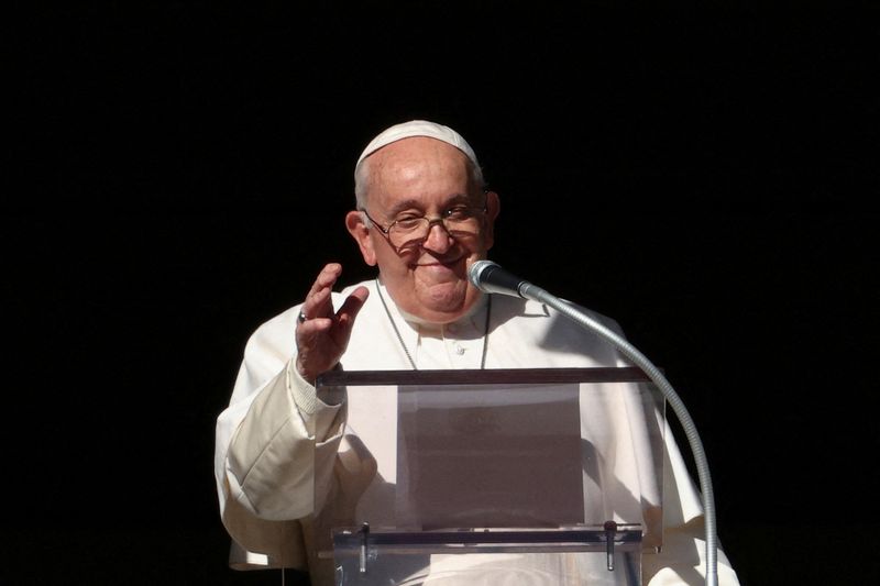 &copy; Reuters. البابا فرنسيس بابا الفاتيكان في الفاتيكان يوم 17 ديسمبر كانون الأول 2023. تصوير: جوجليلمو مانجاباني - رويترز.
