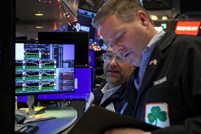 © Reuters. FILE PHOTO: Traders work on the floor at the New York Stock Exchange (NYSE) in New York City, U.S., December 13, 2023.  REUTERS/Brendan McDermid/File Photo