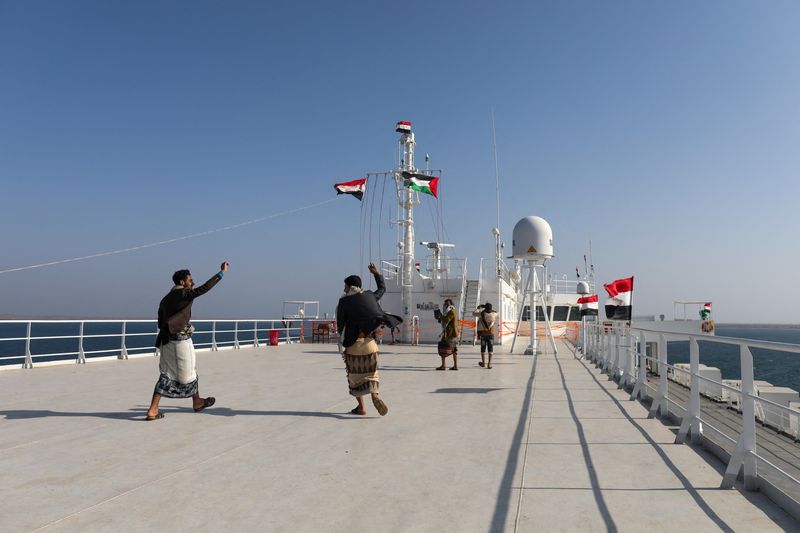 &copy; Reuters. أناس على السفينة التجارية جالاكسي ليدر التي استولى عليها الحوثيون الشهر الماضي قبالة ساحل الصليف في اليمن في الخامس من ديسمبر كانون الأول 20