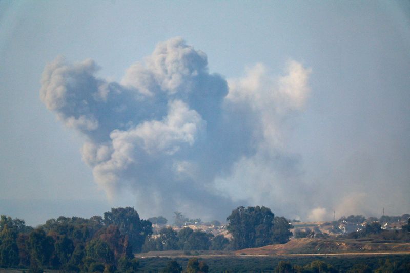 © Reuters. سحب كثيفة من الدخان المتصاعد في سماء قطاع غزة كما شوهدت من جنوب إسرائيل يوم الثلاثاء. تصوير: كلوداغ كيلكوين - رويترز.