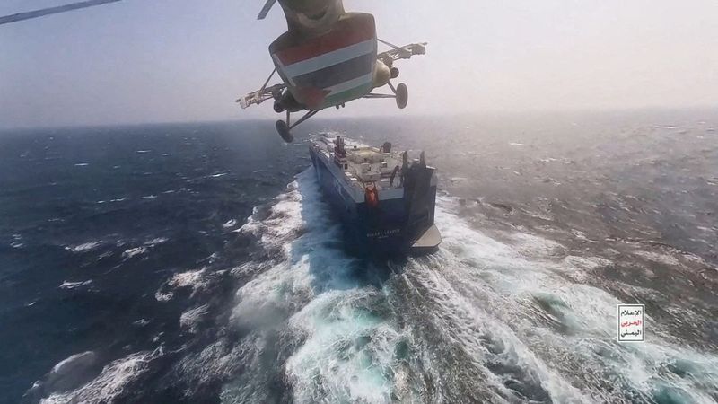 &copy; Reuters. Un elicottero militare Houthi sorvola una nave cargo nel Mar Rosso. Houthi Military Media/Handout via REUTERS 