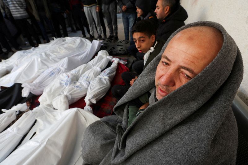 &copy; Reuters. Dolientes junto a los cuerpos de los palestinos muertos en ataques israelíes, en un hospital de Rafah, en el sur de la Franja de Gaza. 19 de diciembre de 2023. REUTERS/Ibraheem Abu Mustafa 
