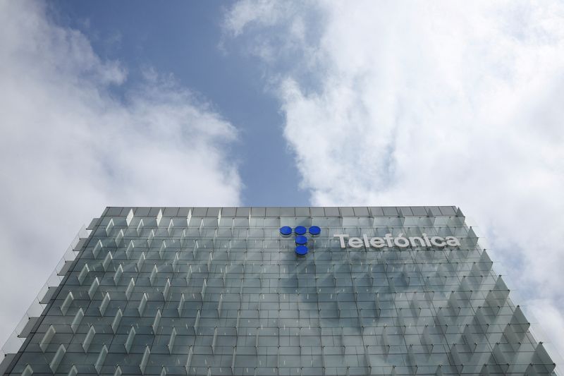 &copy; Reuters. Photo d'archives du logo de la société Spanish Telecom au sommet du bâtiment de la société à Madrid, en Espagne. /Photo prise le 6 septembre 2023/REUTERS/Violeta Santos Moura