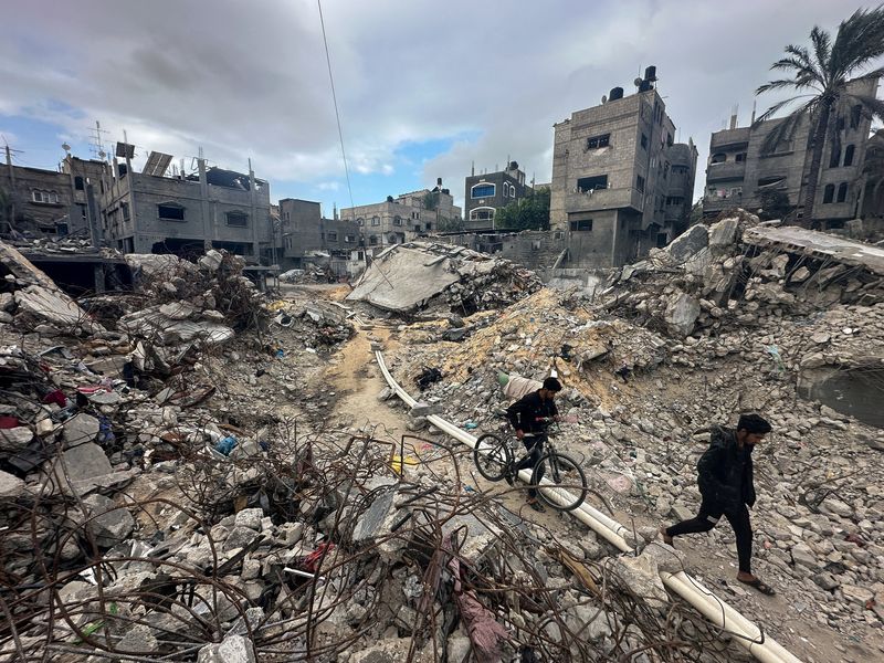 &copy; Reuters. Palestinos examinam moradias destruídas em ataque israelense em Khan Younis, na Faixa de Gaza
27/11/2023
REUTERS/Mohammed Salem