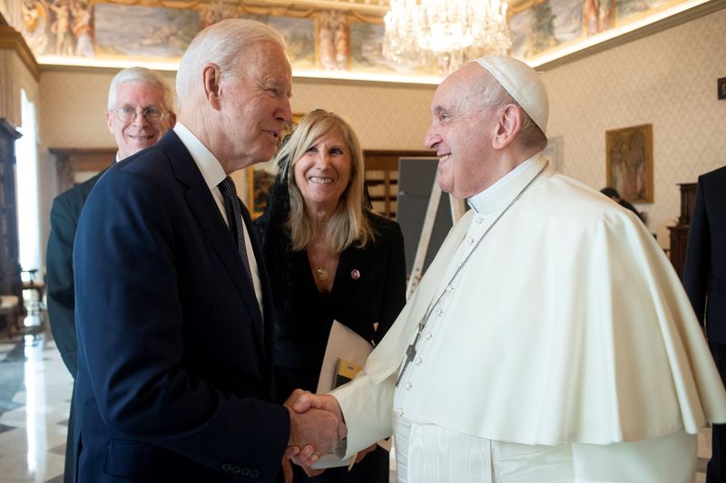 &copy; Reuters. El papa Francisco se reúne con el presidente estadounidense Joe Biden en el Vaticano, 29 de octubre de 2021. Vatican Media/Handout via REUTERS/ Archivo