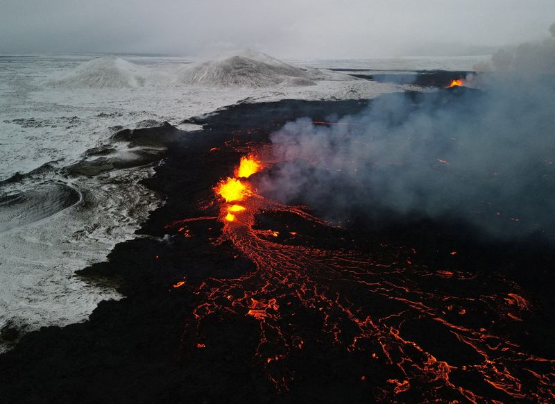 © Reuters. A drone picture shows lava spewing from the site of the volcanic eruption north of Grindavik, photographed from Sylingarfell, Iceland, December 19, 2023. REUTERS/Sigurdur Davidsson     