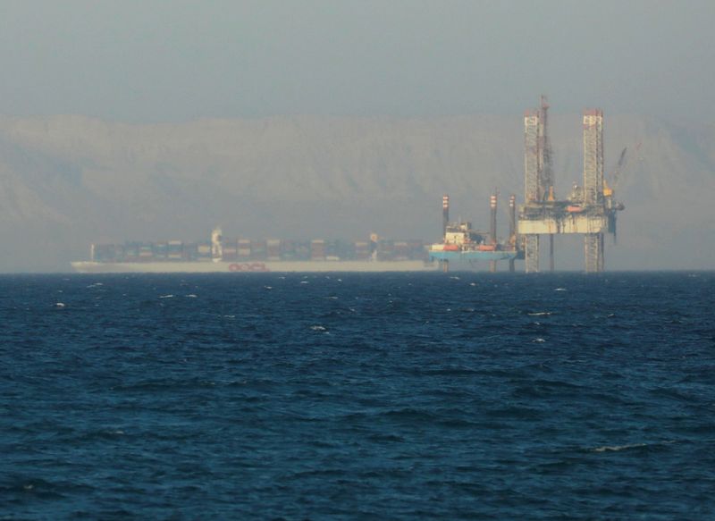 &copy; Reuters. 米国時間の原油先物は約１ドル上昇した。イエメンのイスラム教シーア派武装組織「フーシ派」による紅海での船舶攻撃で海上貿易が混乱し、船舶の迂回を余儀なくされる企業が増えたこと
