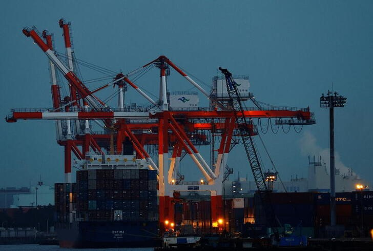 &copy; Reuters. 　財務省が１２月２０日発表した貿易統計速報によると、１１月の貿易収支は７７６９億円の赤字となった。２月、都内の港湾施設で撮影（２０２３年　ロイター／Kim Kyung-Hoon）