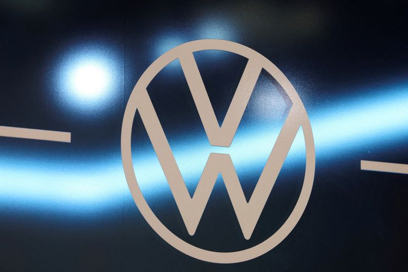 &copy; Reuters.   １２月１９日、ドイツ自動車大手フォルクスワーゲン（ＶＷ）と従業員代表はコスト削減策で合意した。写真は同社のロゴ。ニューヨークで４月撮影（２０２３年　ロイター/Andrew Kelly）