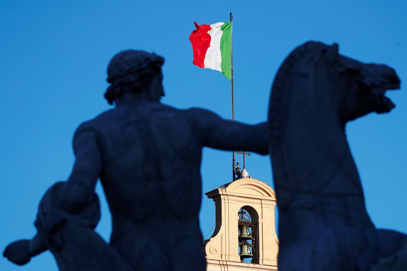 &copy; Reuters. FILE PHOTO: An Italian flag flies over the Quirinale Palace in Rome, Italy, January 26, 2021. REUTERS/Guglielmo Mangiapane/File Photo