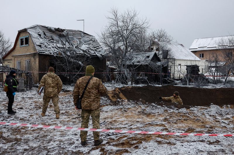 &copy; Reuters. FOTO DE ARCHIVO: Agentes de policía inspeccionan un lugar de un ataque con misiles rusos, en medio del ataque de Rusia a Ucrania, en Kiev, Ucrania 11 de diciembre 2023. REUTERS/Valentyn Ogirenko