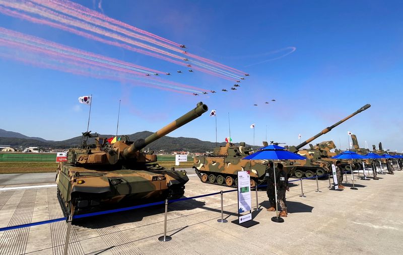 &copy; Reuters. دبابة كوريا الجنوبية من طراز (كيه-2) في معرض سول الدولي للفضاء والدفاع 2023 في سيونجنام بكوريا الجنوبية يوم 16 أكتوبر تشرين الأول 2023. تصوير: جوش س