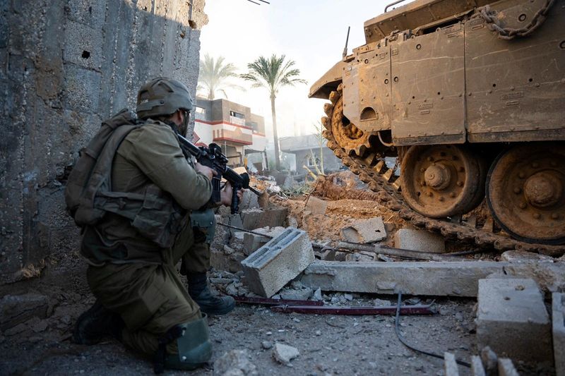 © Reuters. An Israeli soldier operates in the Gaza Strip, amid the ongoing conflict between Israel and the Palestinian Islamist group Hamas, in this handout picture released on December 20, 2023. Israel Defense Forces/Handout via REUTERS    