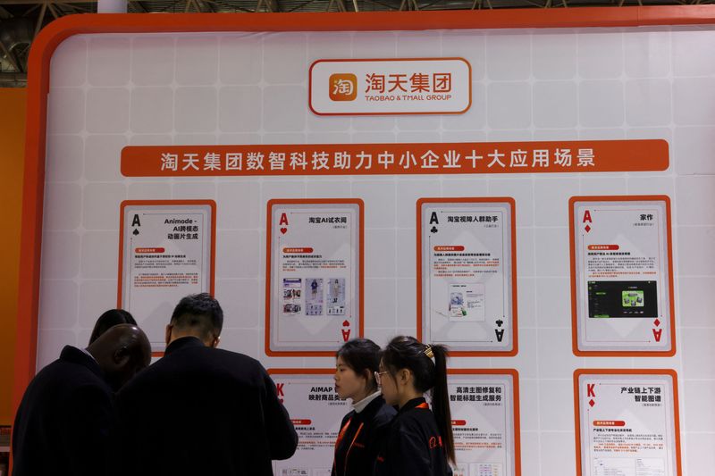 &copy; Reuters. １２月２０日、中国の電子商取引大手アリババ・グループは、呉泳銘ＣＥＯが国内電子商取引（ＥＣ）部門のタオバオ・天猫グループを直轄すると発表した。写真はタオバオなどのディスプ