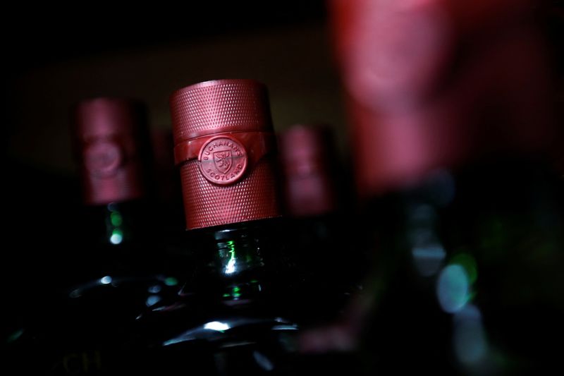 &copy; Reuters. Botellas de whisky Buchanan's en una licorería que vende whiskies y otros licores distribuidos por Diageo, en Ciudad de México, México, 7 de diciembre de 2023. REUTERS/Daniel Becerril/Foto de archivo