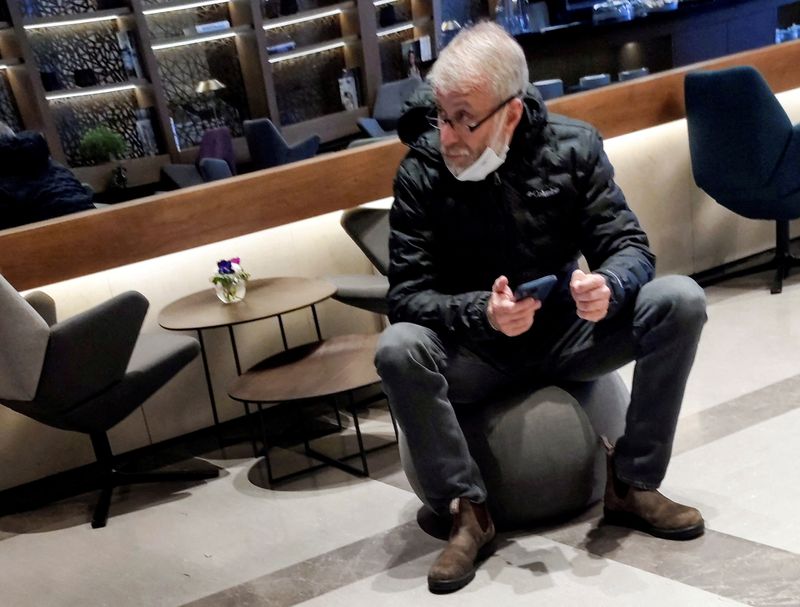 &copy; Reuters. Sanctioned Russian oligarch Roman Abramovich sits in a VIP lounge at Ben Gurion international airport in Lod near Tel Aviv, Israel, March 14, 2022. REUTERS/Stringer/File Photo