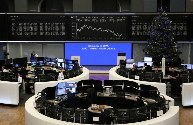 &copy; Reuters. لوحة إلكترونية تعرض مؤشر داكس الألماني في بورصة فرانكفورت بألمانيا يوم 18 نوفمبر تشرين الثاني 2023. تصوير: رويترز.