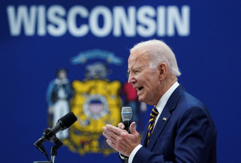 &copy; Reuters. Workers listen as U.S. President Joe Biden delivers remarks on his economic agenda during a visit to Ingeteam Inc.’s Milwaukee facility in Milwaukee, Wisconsin, U.S., August 15, 2023. REUTERS/Kevin Lamarque/File Photo