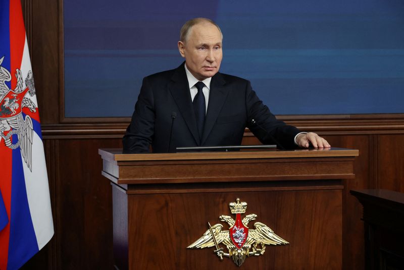 &copy; Reuters. الرئيس الروسي فلاديمير بوتين خلال اجتماع في موسكو يوم الثلاثاء. صورة لرويترز من وكالة أنباء سبوتنيك.
