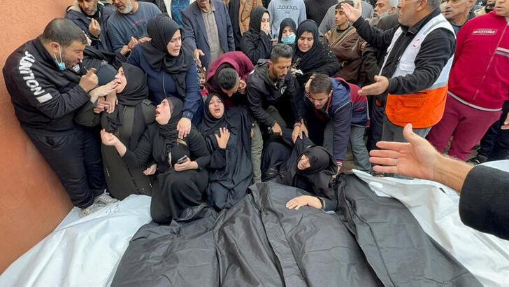 &copy; Reuters. Varias personas lamentan la muerte de varios palestinos por ataques israelíes en el hospital Nasser de Jan Yunis, en el sur de la Franja de Gaza. 20 diciembre 2023. REUTERS/Bassam Masoud