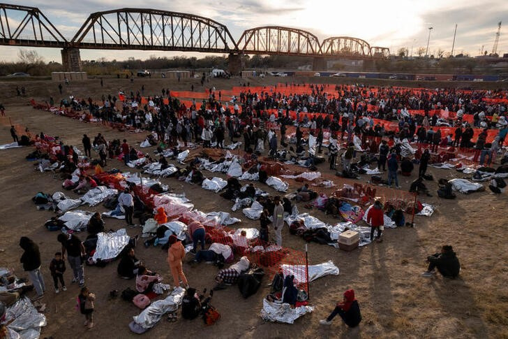 &copy; Reuters. Decenas de inmigrantes esperan en un centro de procesamiento de la Patrulla Fronteriza de EEUU en Eagle Pass, Texas, EEUU. 19 diciembre 2023. REUTERS/Cheney Orr