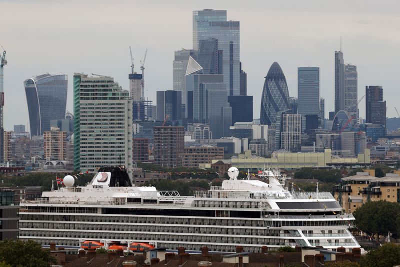 &copy; Reuters. FOTO DE ARCHIVO: El crucero Viking Star, amarrado en Greenwich con el distrito financiero de la City de Londres al fondo, en Londres, Reino Unido, 29 de agosto de 2023. REUTERS/Kevin Coombs/Foto de archivo