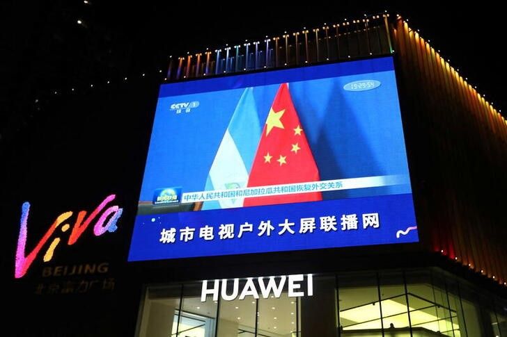 &copy; Reuters. Imagen de archivo de una pantalla mostrando imágenes de las banderas de China y Nicaragua, en Pekín, China. 10 diciembre 2021. REUTERS/Tingshu Wang