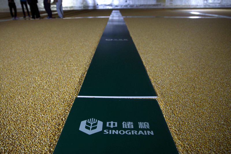 &copy; Reuters. FOTO DE ARCHIVO: Granos de maíz se ven en un almacén del acopiador estatal de granos de China Sinograin en Baoding, provincia de Hebei, China 8 de julio de 2019. REUTERS/Stringer ATENCIÓN EDITORES - ESTA IMAGEN FUE PROPORCIONADA POR UN TERCERO. NO DISP