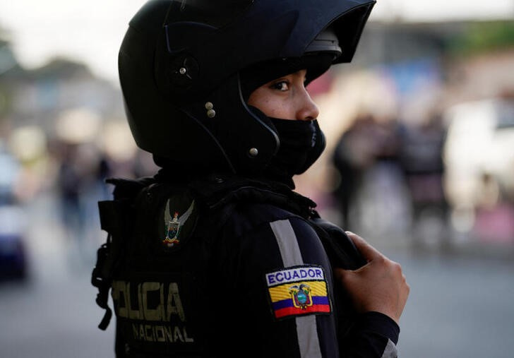&copy; Reuters. Imagen de archivo de una agente policial durante un operativo en Guayaquil, Ecuador. 1 noviembre 2022. REUTERS/Santiago Arcos