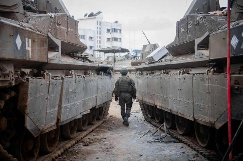 &copy; Reuters. Un soldato israeliano nella striscia di Gaza, in questa foto pubblicata il 20 dicembre 2023 Israel Defense Forces/Handout via REUTERS