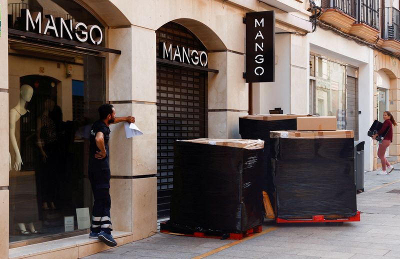 &copy; Reuters. FILE PHOTO: A delivery worker waits for the opening of a store of Spanish fashion chain Mango to deliver boxes with clothes, in Ronda, Spain, March 30, 2023. REUTERS/Jon Nazca/File Photo