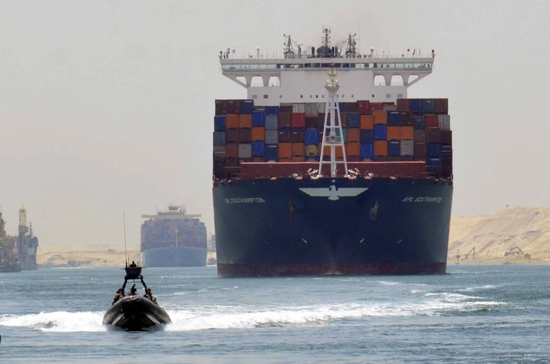 &copy; Reuters. FILE PHOTO: A cargo ship is seen crossing through the New Suez Canal, Ismailia, Egypt, July 25, 2015.  REUTERS/Stringer/File Photo