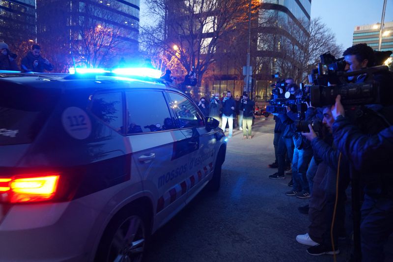 &copy; Reuters. FOTO DE ARCHIVO. Un automóvil policial qpasa entre miembros de los medios de comunicación que salen de la corte de Barcelona después de que se informó que Dani Alves fue encarcelado en prisión preventiva, Corte de Barcelona, Barcelona, España - Ener