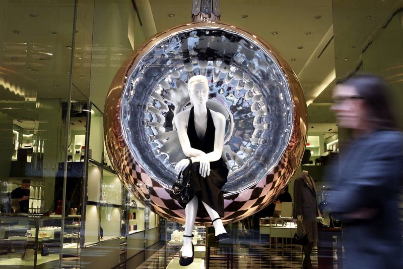 © Reuters. FILE PHOTO: A mannequin is pictured in a giant ornament in a Christmas  display window at the Prada store on on 5th Avenue in Manhattan in New York City, U.S., December 5, 2023. REUTERS/Mike Segar/File Photo