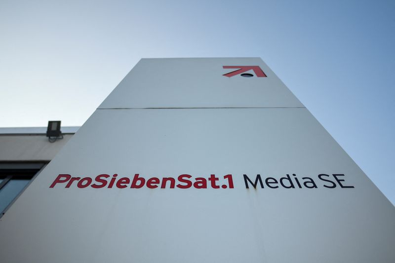 &copy; Reuters. Il logo della società di media tedesca ProSiebenSat.1 davanti alla sede centrale di Unterfoehring, vicino a Monaco, Germania, 5 novembre 2020. REUTERS/Andreas Gebert/Foto d'archivio