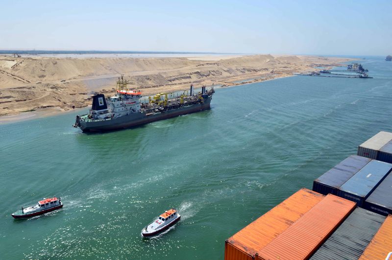 © Reuters. FILE PHOTO: A cargo ship is seen crossing through the New Suez Canal, Ismailia, Egypt, July 25, 2015.  REUTERS/Stringer/File Photo