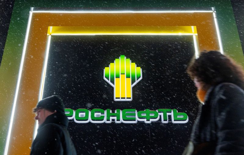 &copy; Reuters. FILE PHOTO: People walk past a logo of Russian state oil company Rosneft during a heavy snowfall in Moscow, Russia December 3, 2023. REUTERS/Maxim Shemetov/File Photo