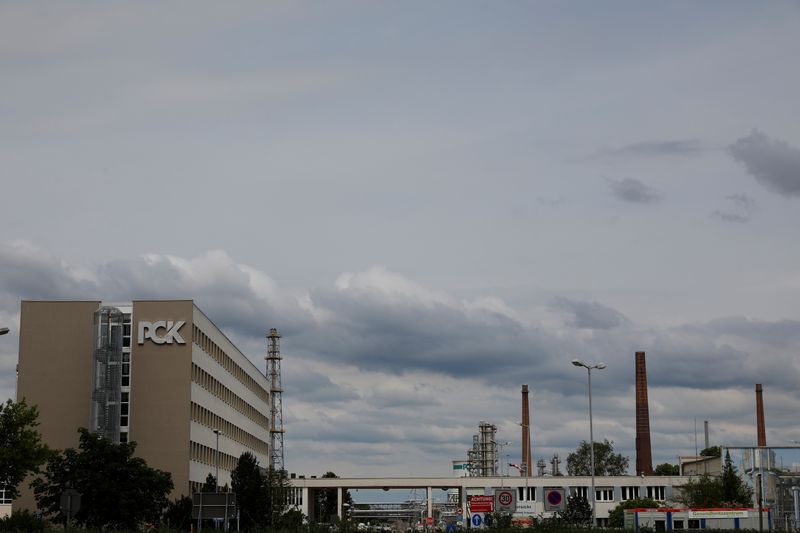 © Reuters. FILE PHOTO: The company logo hangs at the PCK refinery's, which is majority-owned by Russia's Rosneft, in Schwedt, Brandenburg, Germany, June 9, 2022. REUTERS/Michele Tantussi/File Photo