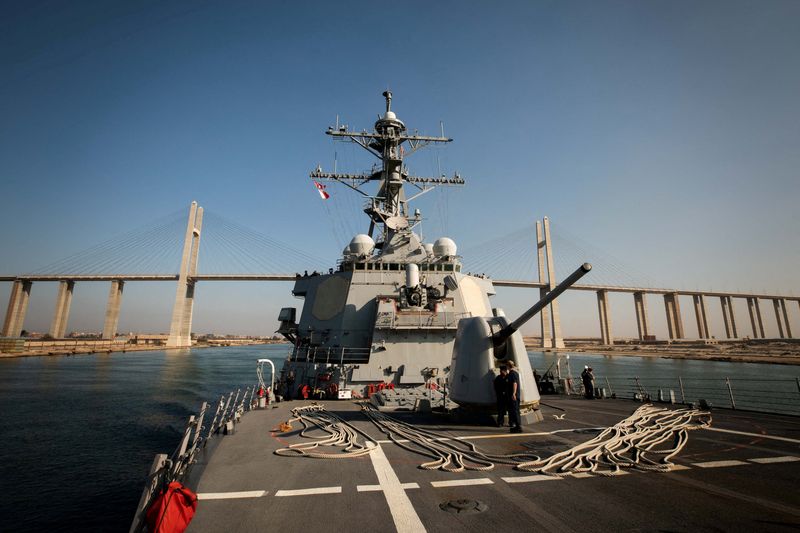 © Reuters. FILE PHOTO: The U.S. Navy Arleigh Burke-class guided-missile destroyer USS Carney transits the Suez Canal, Egypt October 18, 2023.  U.S. Navy/Mass Communication Specialist 2nd Class Aaron Lau/Handout via REUTERS.  THIS IMAGE HAS BEEN SUPPLIED BY A THIRD PARTY/File Photo