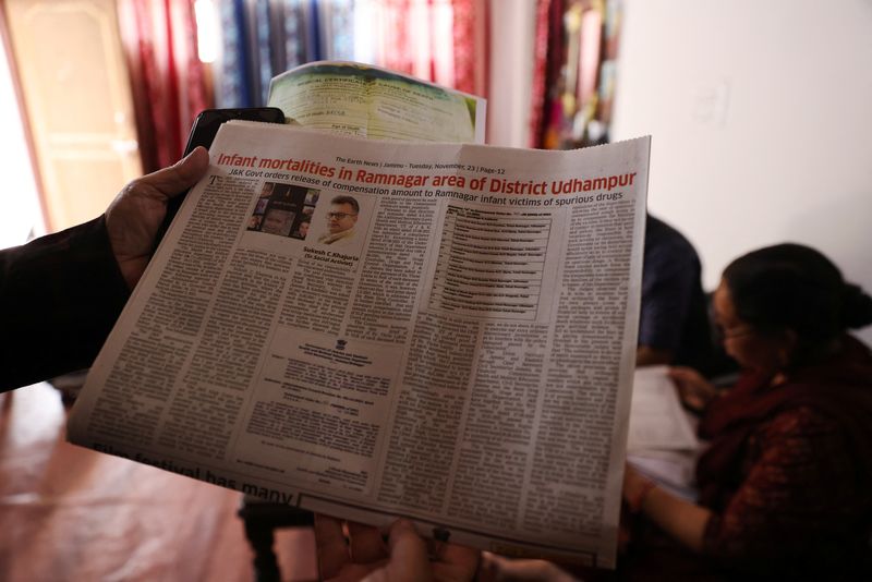 &copy; Reuters. En la casa de Ashok Kumar en Ramnagar, a las afueras de Jammu, India, se ve un artículo de periódico que muestra la muerte de niños tras consumir jarabe para la tos contaminado y al activista Sukesh Khajuria, 28 de marzo de 2023. REUTERS/Anushree Fadna